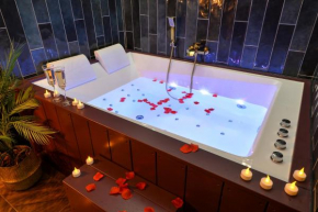 Suite jacuzzi, chic romantique climatisé à 50 m du metro